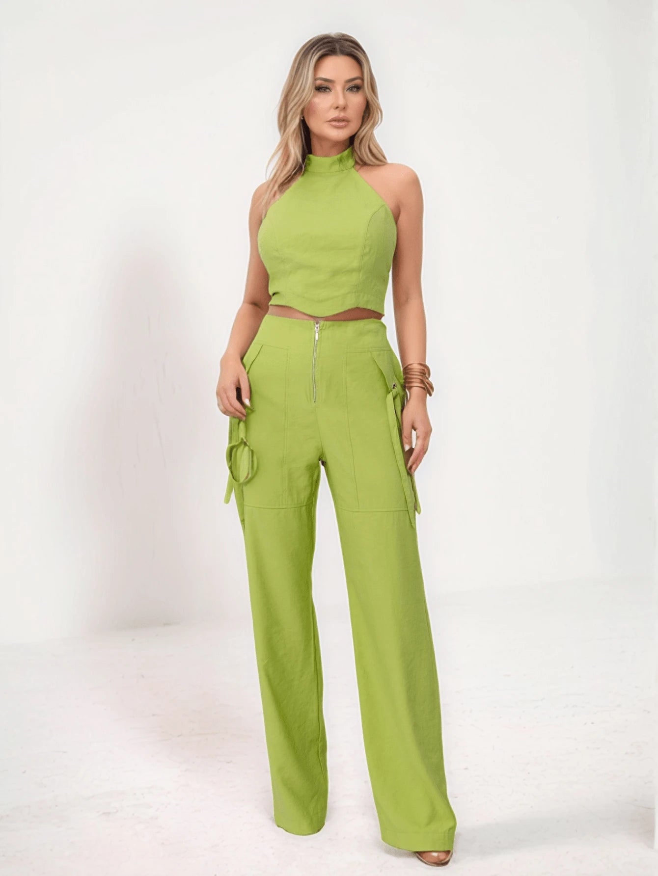 Conjunto Feminino Cropped Com Bojo E Calça Com Ilhós E Zíper Frontal