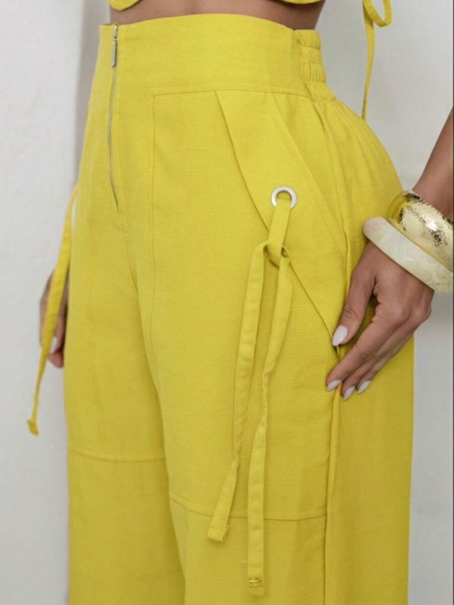 Conjunto Feminino Cropped Com Bojo E Calça Com Ilhós E Zíper Frontal